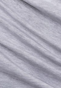 SZARY BAWEŁNIANY MATERIAŁ O RŻNIĘTEJ STRUKTURZE, WYKAZUJĄCY SUBTELNE ODMIANY ODCIENIA ORAZ DELIKATNY, GŁADKI WYGLĄD. NA MATERIALE WIDAĆ LEKKIE ZGNIOTENIA.