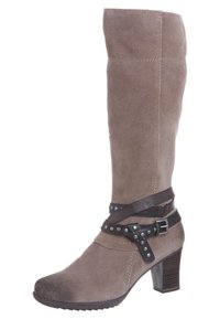 Bottines grises en daim, arrivant jusqu'aux genoux, avec un bout arrondi, des sangles en cuir noir, des clous en argent et un talon épais pour plus de stabilité.