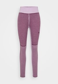 Leggings deportivos morados con una cinturilla ancha. Rayas verticales en la parte superior y un patrón geométrico texturizado en la parte inferior.