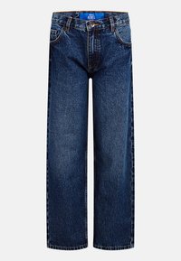 Σκούρο μπλε τζιν με ίσια γραμμή, με κουμπωτή εμπρόσθια κλείσιμο, δύο εμπρόσθιες τσέπες και εμφανές ετικέτα με το λογότυπο μέσα στη μέση.