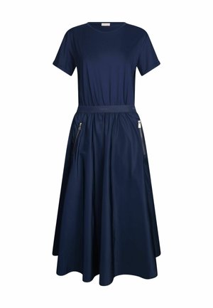 Abito blu navy con top aderente, maniche corte e gonna svasata. Presenta una vita e due tasche con zip. Tessuto morbido.