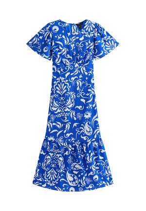 Vestido azul con patrones florales y de paisley en blanco, con mangas cortas y onduladas, una cintura fruncida y un dobladillo con volantes. Textura de tela suave.