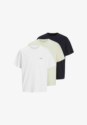 Kolm T-särki on virna peale asetatud: valge, helesinine ja tume sinine. Lühikesed varrukad, ümar kaelus, valmistatud puuvillast, igaühel on ees väike logo.