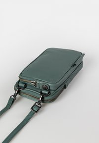 Groene leren crossbody tas met een rechthoekige vorm, ritsluiting en afneembare schouderbanden. Voorzien van zwarte hardware en een gladde textuur.