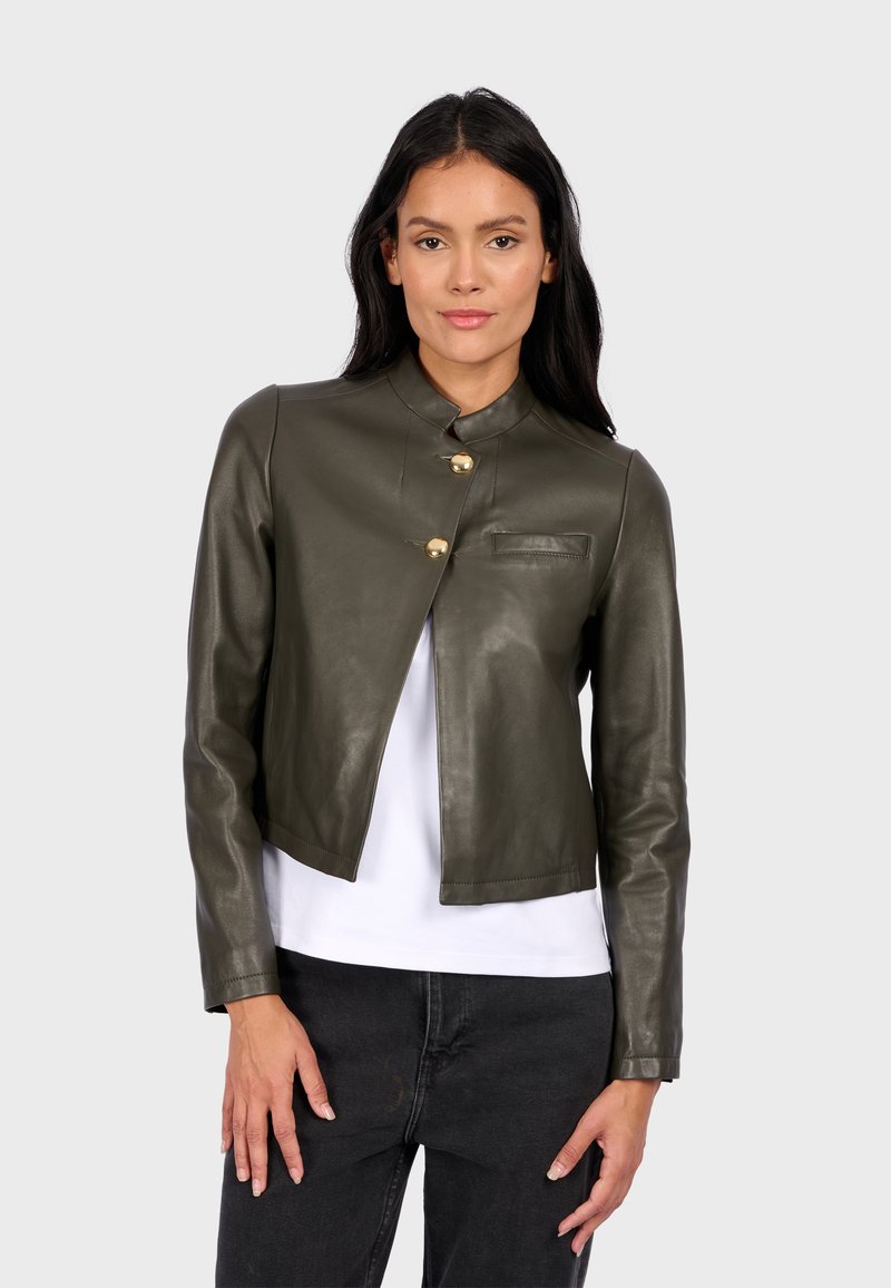 Olivově zelená kožená zkrácená bunda s vysokým límcem, zapínáním na zlaté knoflíky a jednou náprsní kapsou. Hladká textura a přiléhavý střih.