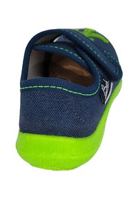 Marineblaue Leinenschuh mit grünem Gummisohlen, ausgestattet mit einem Klettverschluss und kontrastierenden grünen Nähten entlang der Kanten.