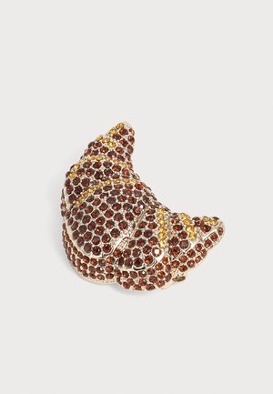 Broche en forme de croissant recouverte de petites pierres précieuses rouges et jaunes sur une base en argent avec une texture détaillée.