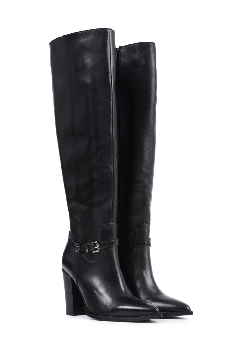 Schwarze Lederstiefel bis zum Knie mit spitzem Zeh, einem stabilen Absatz und einem seitlichen Reißverschluss. Verfügt über einen dekorativen Riemen mit einer kleinen Schnalle.