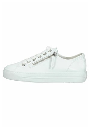 Hvid lav snøresneaker med snøre foran, metaløjer, sidelås og tekstureret gummisål.