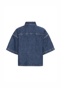 Veste en denim bleu foncé avec manches courtes larges et coutures visibles, vue de dos sur fond blanc.