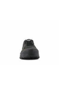 Czarne sneakersy z zaokrąglonym noskiem, teksturowanym materiałem i sznurowaną konstrukcją. Posiadają wyraźną, grubą podeszwę oraz minimalne logo na języku.