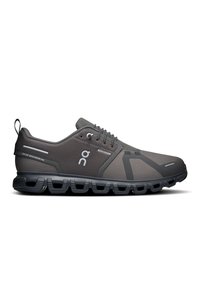 Chaussure de sport grise avec une tige en mesh, un design texturé et une semelle rembourrée dotée de sections segmentées visibles pour plus de flexibilité.