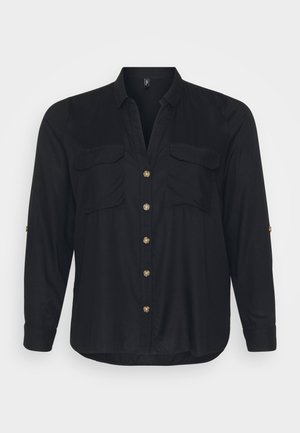 Svart skjorte med knapper laget av et glatt stoff. Har to brystlommer, gullfargede knapper og mansjetter med knappe detaljer.