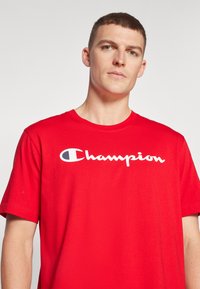 Champion ICONS CREWNECK WITH LARGE LOGO - Nyomott mintás póló - red