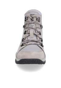 Beżowy but trekkingowy z zamszową i siateczkową cholewką, z teksturowaną gumową podeszwą, metalowymi oczkami na sznurówki i szarymi sznurówkami.