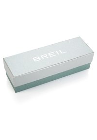 Caja de joyería rectangular en plata metálica con un acabado texturizado. Presenta un fondo verde menta y el nombre de la marca "BREIL" en relieve en la parte superior.