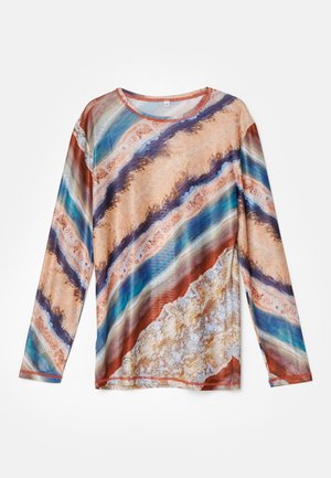 Chemise à manches longues avec des rayures ondulées abstraites et colorées en bleu, beige, marron et tons rouille sur un fond clair.