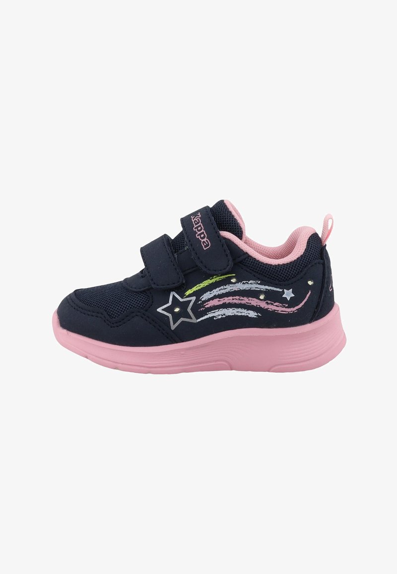 Marineblå mesh sneakers med lyserøde accenter, udstyret med velcroremme, stjerne- og farverige stribedesigns på siden samt en tekstureret lyserød sål.