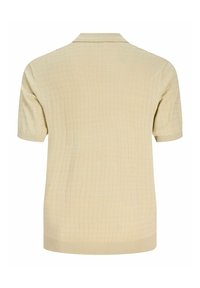 Polo en maille beige à manches courtes avec un motif quadrillé discret, col et poignets côtelés, vu de dos.