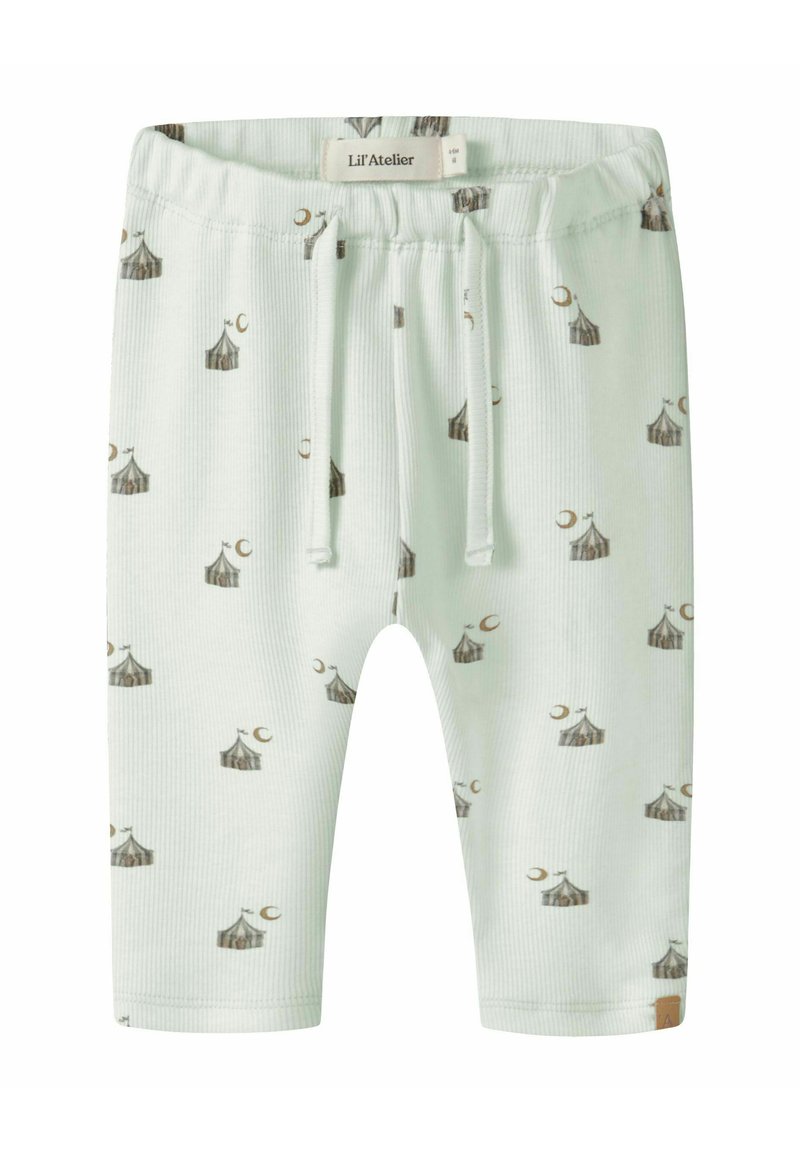 Lichtgroene babybroek met elastische taille en drawstring, voorzien van kleine bruine circustent- en halve maanafbeeldingen over de hele stof.