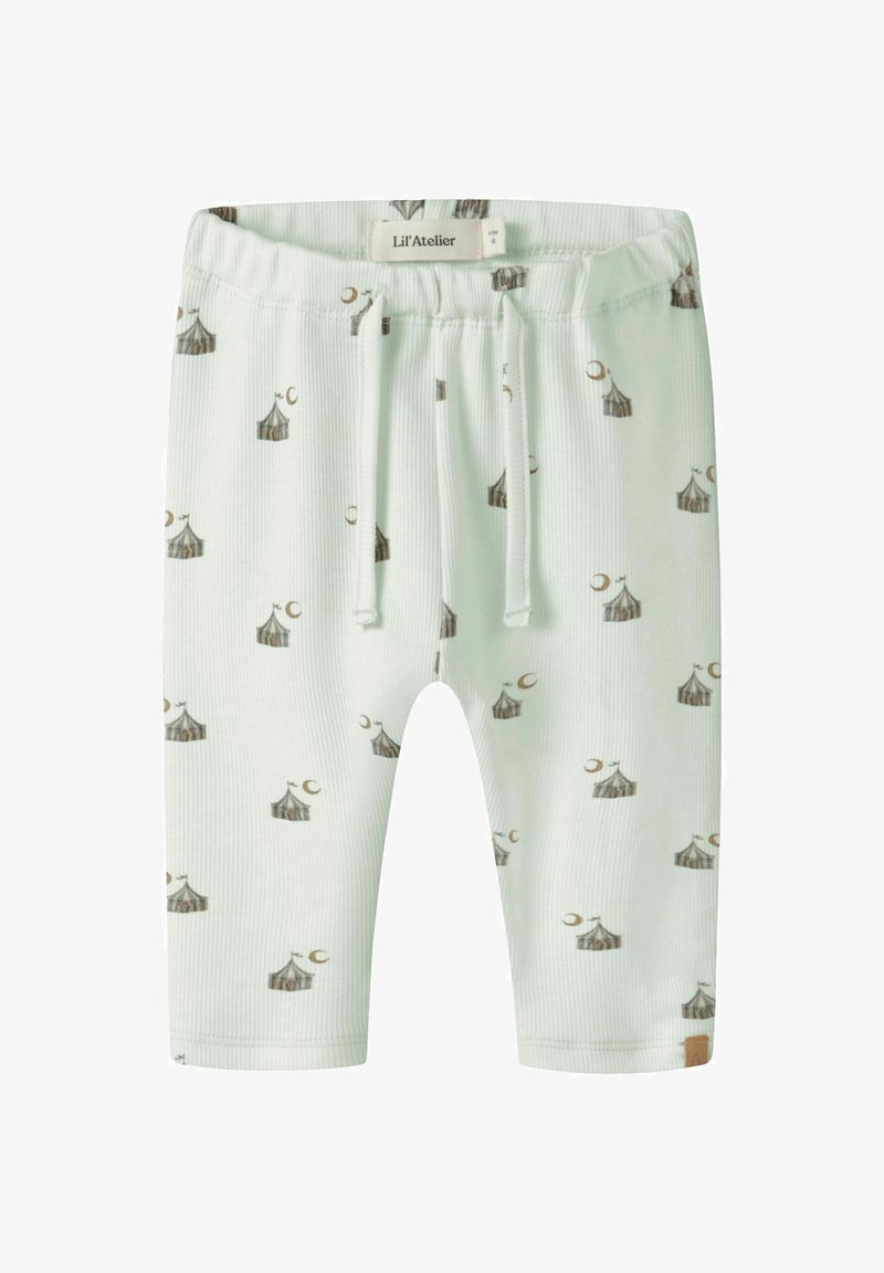 Lichtgroene babybroek met elastische taille en drawstring, voorzien van kleine bruine circustent- en halve maanafbeeldingen over de hele stof.
