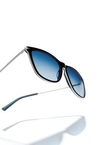 Mustad mustikad cat-eye prillid, millel on gradient sinised läätsed, metallist käised ja valge aktsent raamil. Omab elegantset, nurka minevat disaini ja siledat tekstuuri.