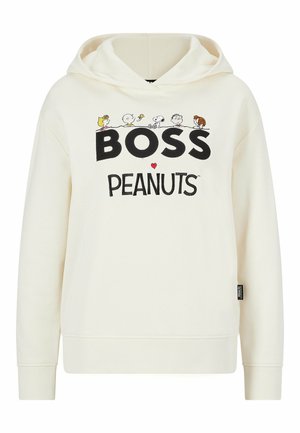 Roomwitte hoodie met de tekst "BOSS PEANUTS" en Peanuts-personages — Sally, Charlie Brown, Woodstock, Snoopy, Linus en Lucy — boven de tekst geplakt.