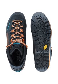 Zwarte klimschoenen met oranje veters en blauwe branding. Voorzien van een rubberen zool met diepe noppen voor grip. Getextureerd bovenmateriaal.