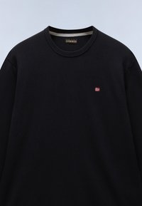 Zwarte sweatshirt van katoen, met een ronde halslijn en een klein geborduurd vlaglogo op de linkerkant van de borst. Zachte textuur.