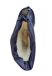 Botte étanche bleu marine avec une doublure intérieure douce et un système de fermeture à cordon. L'extérieur est lisse, avec un poignet en tissu texturé.
