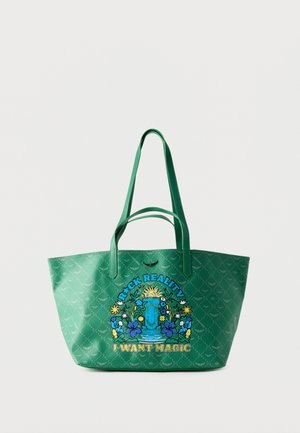 Groene draagtas met twee handvatten met een kleurrijk bloemmotief, waterval, zon en tekst "F*ck Reality I Want Magic."