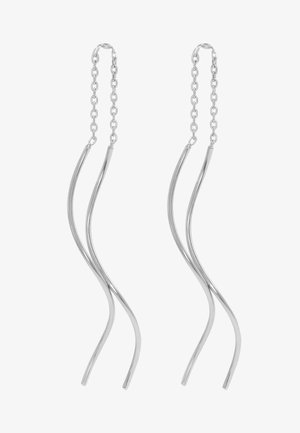 Silberne Ohrringe aus Metall weisen längliche, sich windende Designs mit einer Kettenanfertigung auf. Glatte Textur und polierte Oberfläche insgesamt.