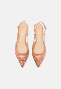 Slingback topánky s ostrou špičkou v svetloružovej farbe s výrezovým dizajnom, zlatým kovovým príslušenstvom a akcentom loga "GUESS" na špičke. Mäkké vnútorné podšívky.
