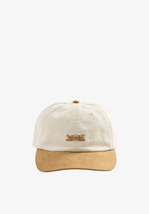 Beżowa czapka z daszkiem typu baseball z brązowym zamszowym, zakrzywionym daszkiem oraz małym wyszywanym logo w pasującym brązowym kolorze na przodzie, na środku.