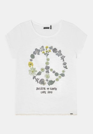 Biała koszulka z krótkim rękawem z kwiatowym symbolem pokoju i napisem "BELIEVE IN EARTH LOVE IKKS" pod nadrukiem.
