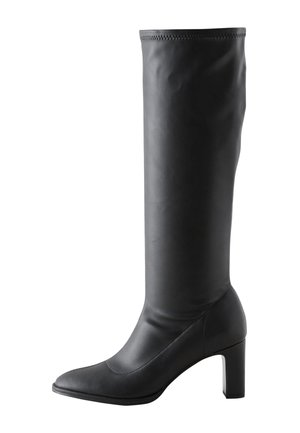 Sort knæhøj støvle med spids snude, lavet af glat læder, med blokhæl og sømløs design uden synligt hardware.