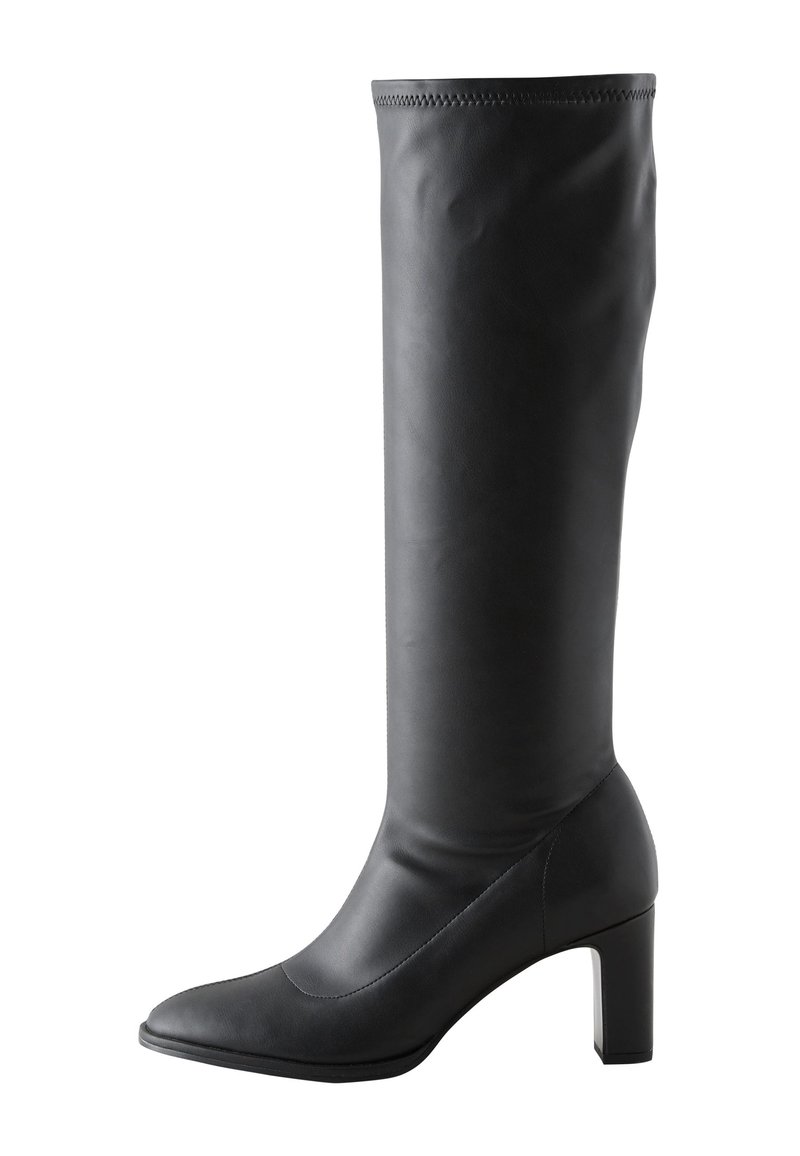 Sort knæhøj støvle med spids snude, lavet af glat læder, med blokhæl og sømløs design uden synligt hardware.