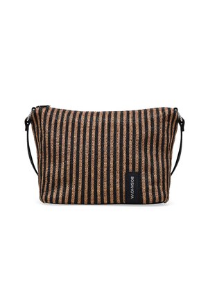 Bolsa tejida de rayas múltiples en negro y marrón, con cierre de cremallera, correa de hombro corta negra y una etiqueta negra con texto.