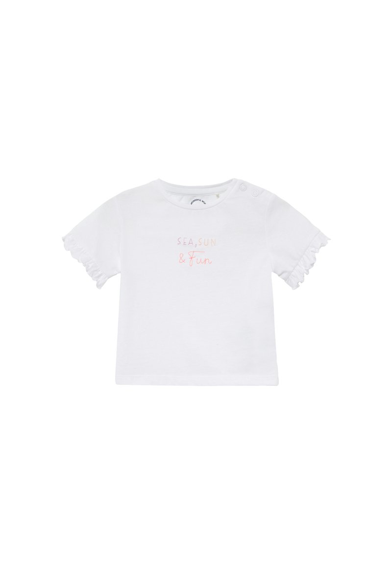 Weißes T-Shirt mit kurzen Rüschensäumen, auf dem "MEER, SONNE & SPASS" in Pastellfarben gestickt ist. Hergestellt aus weichem Baumwollmaterial und mit rundem Ausschnitt.