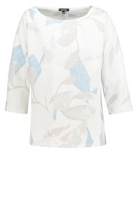 Witte top met een bootnek, driekwartmouwen en een bloemenpatroon in zachte blauwtinten en lichtroze. Gladde stoftexture.