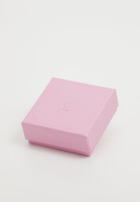 Rosa Geschenkschachtel aus Papier mit strukturierter Oberfläche, versehen mit einem subtilen, geprägten Logo und kantiger Form, in einem leichten Winkel geschlossen.
