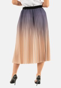 Falda midi plisada con un degradado que va del púrpura oscuro al durazno suave, con una cinturilla negra y rayas verticales a lo largo.
