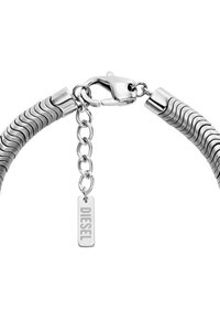 Bracciale in metallo argentato caratterizzato da link a forma di onda interconnessi, chiusura a moschettone e una piccola catena con un tag rettangolare "DIESEL".