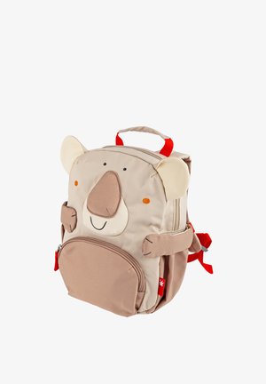 Zaino a forma di koala in tessuto beige e marrone con spallacci rossi. Presenta grandi orecchie, un volto sorridente e una tasca frontale con zip.