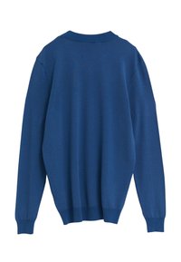 Blå tröja med rund halsringning, långa ärmar och ribbade muddar. Tillverkad av ett medeltjockt tyg och har en slät, enhetlig textur.