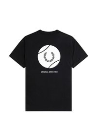 T-shirt in cotone nero con una grande grafica di una palla da tennis e foglie di alloro, con il testo "ORIGINALE DAL 1952" sul retro.