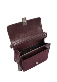 Bordowa torebka z fakturowaną przednią częścią z zamszu i gładkim tyłem ze skóry, wyposażona w zapięcie na zatrzask oraz wewnętrzną kieszeń na zamek.