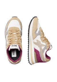 Sneaker beige, bianchi e viola mostrati in vista frontale e laterale con lacci, suola testurizzata e etichetta del marchio sulla linguetta e nella soletta.