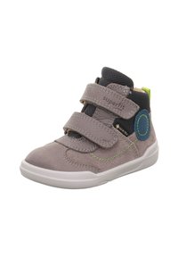 Zapato alto de ante gris con costuras verdes, dos correas de Velcro ajustables y un acento circular azul. Suela de goma blanca.
