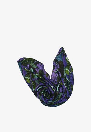 Blødt tekstureret tørklæde med grønne, lilla, sorte og blå blomsterprint, løst rullet på hvid baggrund.